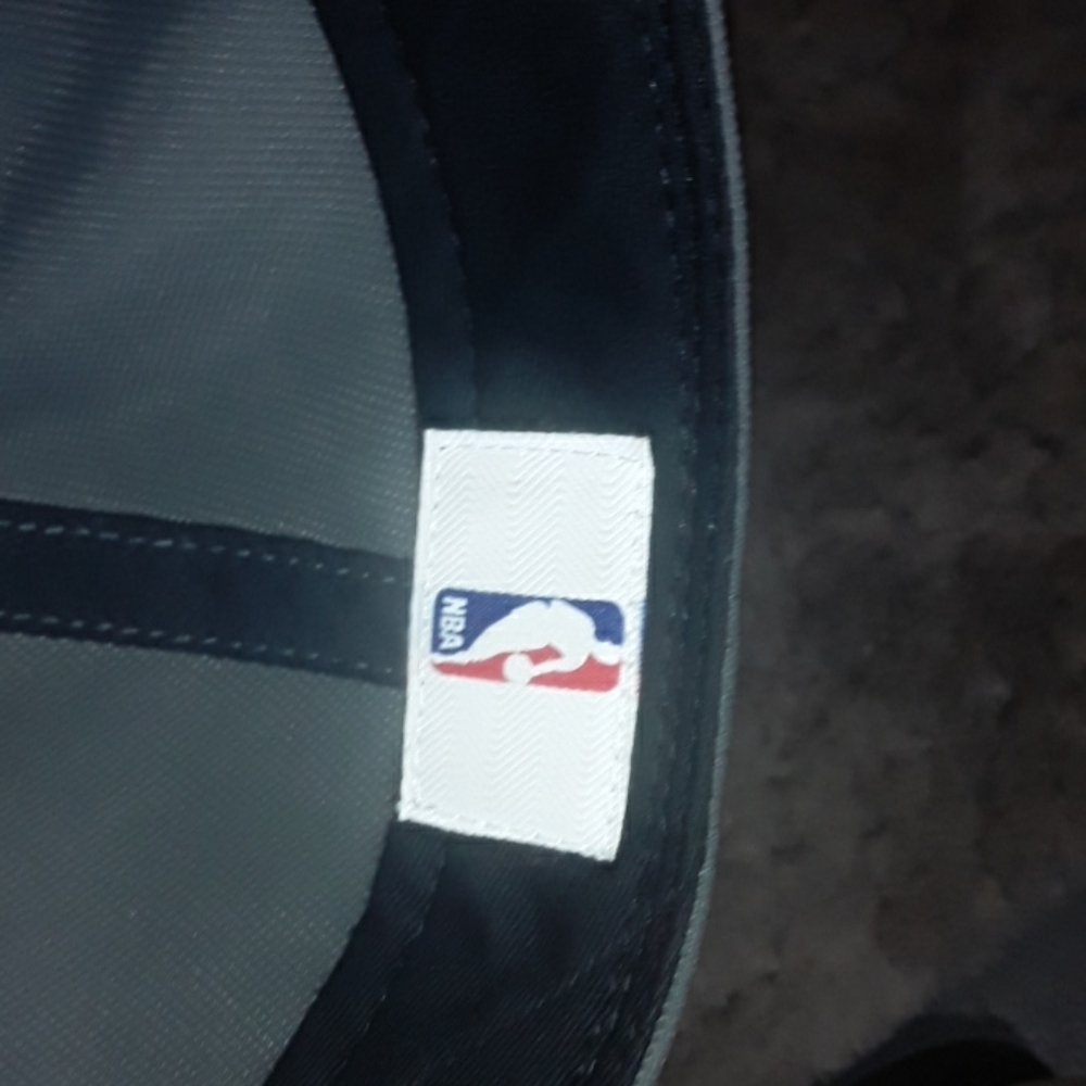 A hat - Picture 2 of 4